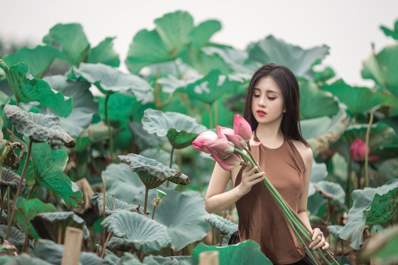 thu-huong-khoe-dang-nuot-na-ben-hoa-sen