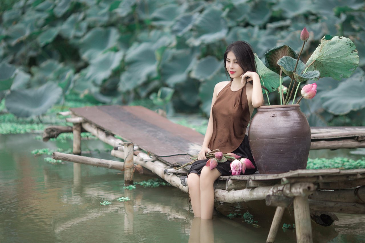 thu-huong-khoe-dang-nuot-na-ben-hoa-sen