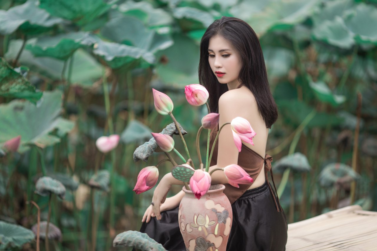 thu-huong-khoe-dang-nuot-na-ben-hoa-sen