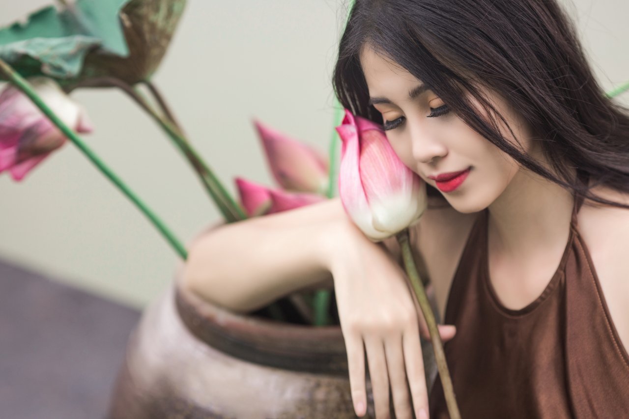 thu-huong-khoe-dang-nuot-na-ben-hoa-sen