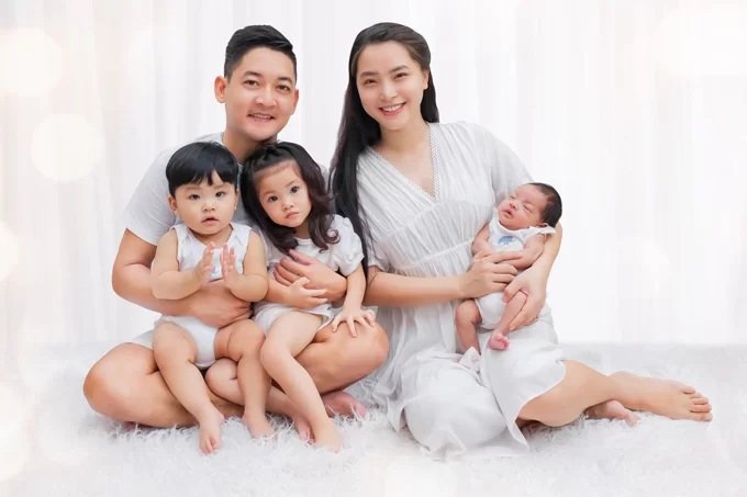 Đính hôn đã 3 năm, sinh liền 3 con nhưng đến nay Hải Băng và Thành Đạt vẫn chưa tổ chức hôn lễ. Nữ ca sĩ