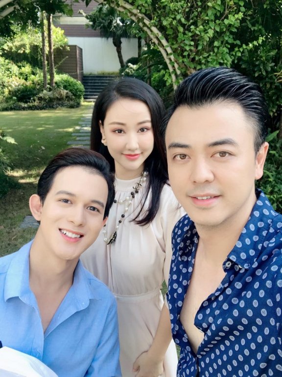 Trên trang cá nhân, Maya cũng khoe nhiều hình ảnh chụp cùng Tuấn Tú và Quang Anh. Cùng Bảo trở về từ nước ngoài, nhân vật của Maya xuất hiện khiến nhiều khán giả đặt câu hỏi tò mò về chuyện tình cảm giữa Quốc và Huệ.