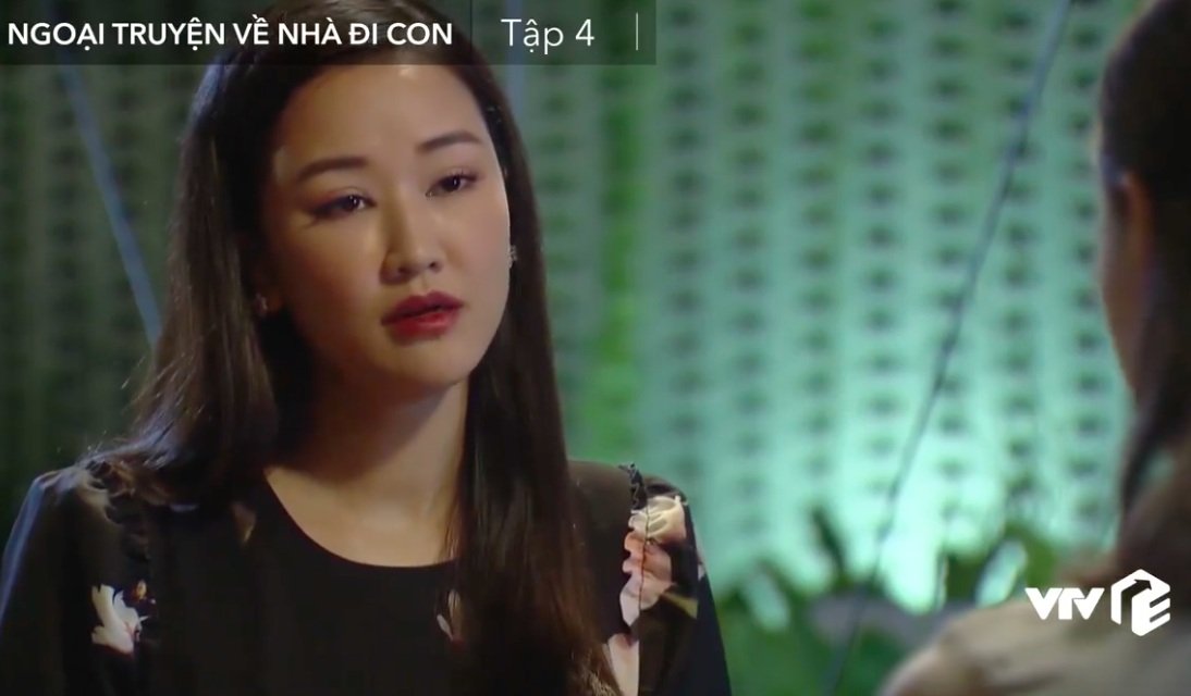 Ngoài những lời khen về vẻ trẻ trung, khí chất ngời ngời, nhiều khán giả lại cho rằng gương mặt của cô ngày càng khác lạ, thiếu tự nhiên so với trước vì can thiệp dao kéo.