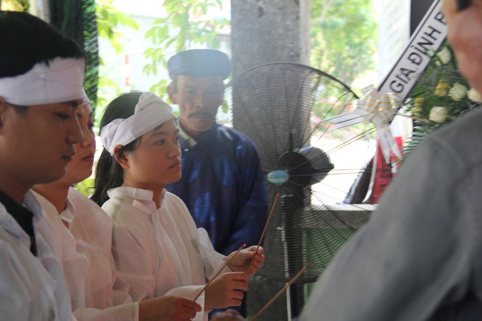 'Mẹ không còn, em không biết dựa ai để đến trường'