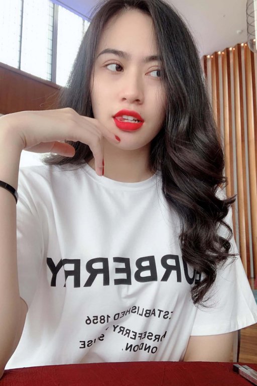 Bạn gái tin đồn của Quang Hải có style gợi cảm, hay dùng hàng hiệu