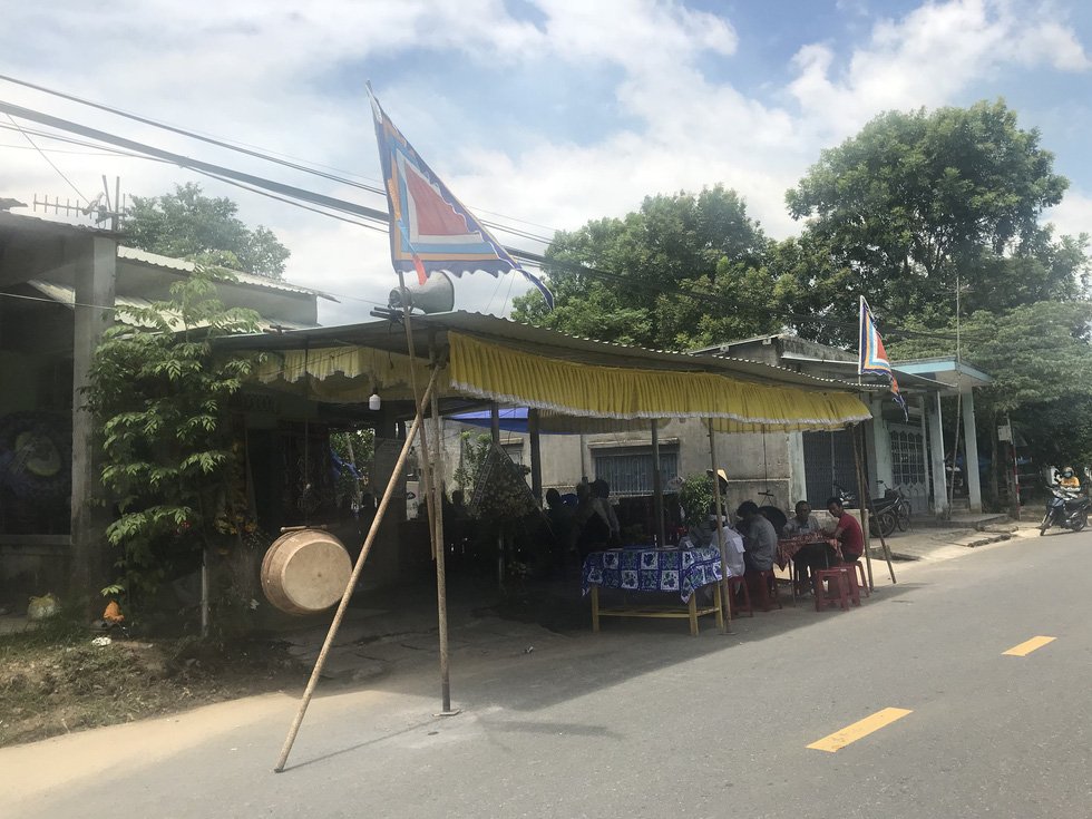 'Mẹ không còn, em không biết dựa ai để đến trường'