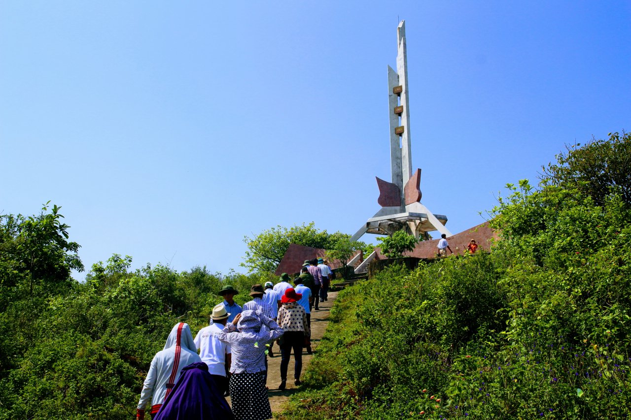 kham-pha-hon-ngoc-xanh-lap-lanh-giua-bien-dong