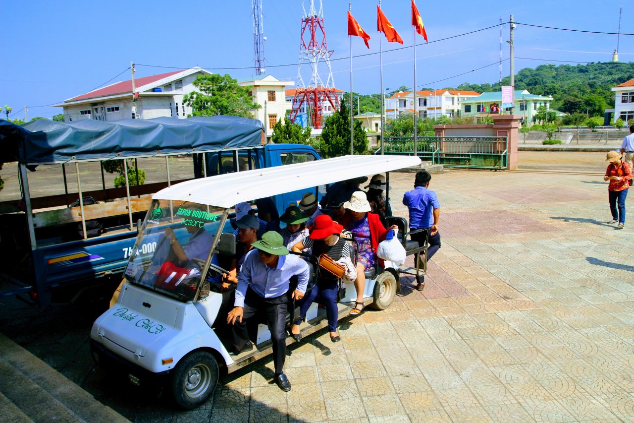 kham-pha-hon-ngoc-xanh-lap-lanh-giua-bien-dong