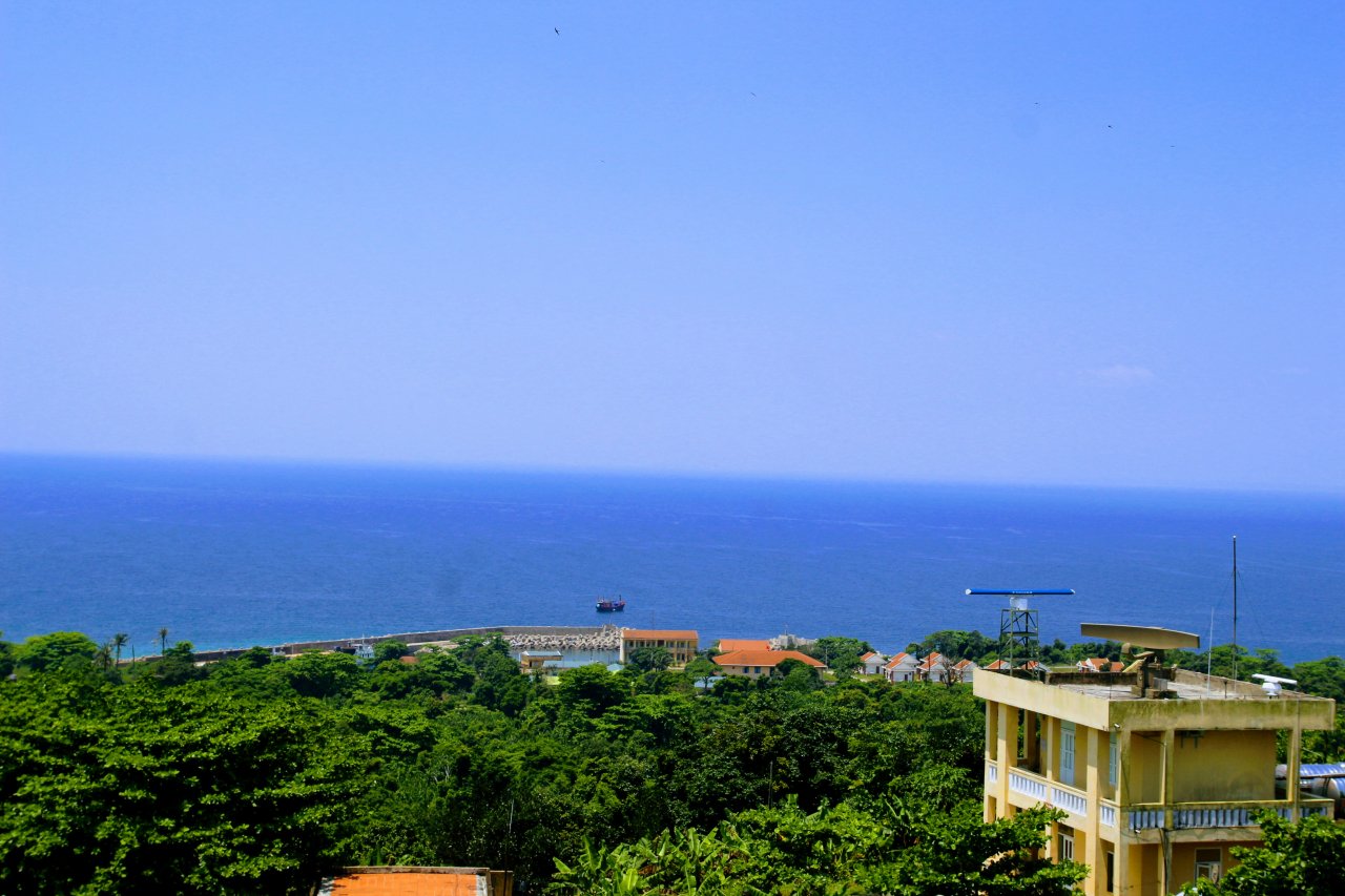 kham-pha-hon-ngoc-xanh-lap-lanh-giua-bien-dong