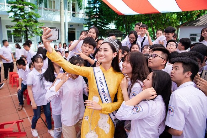 Hoa hậu Lương Thùy Linh về thăm trường cấp 3 ở Cao Bằng. Đây là lần đầu tiên cô về quê hương Cao Bằng sau khi đăng quang Miss World Vietnam 2019. Tại đây, Thùy Linh còn được thầy cô và các em học sinh của trường chúc mừng sinh nhật tuổi 19.