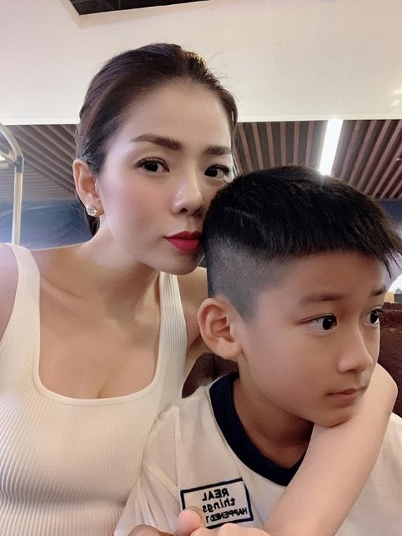 Lệ Quyên hiếm hoi khoe ảnh cùng con trai. Cậu bé nhận được nhiều lời khen về ngoại hình điển trai từ tấm bé.