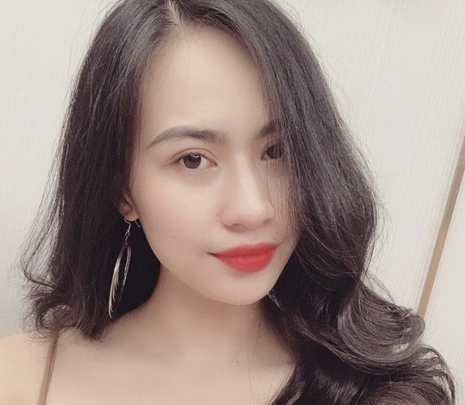 Bạn gái tin đồn của Quang Hải có style gợi cảm, hay dùng hàng hiệu