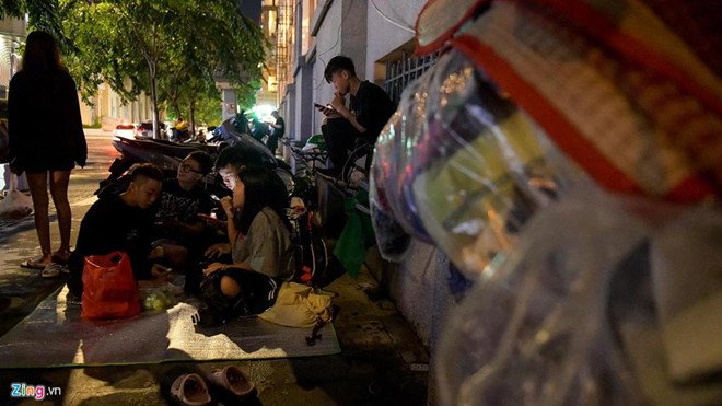 Ăn ngủ 10 ngày ngoài Bitexco săn giày hiếm: Đam mê hay thừa hơi?