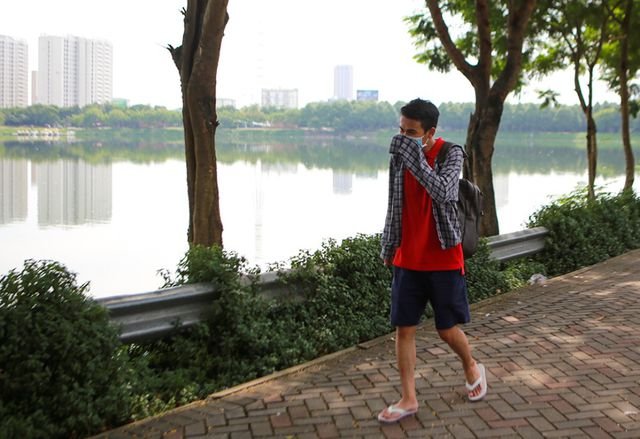 Hà Nội: Cá chết hàng loạt bốc mùi nồng nặc ở hồ Yên Sở
