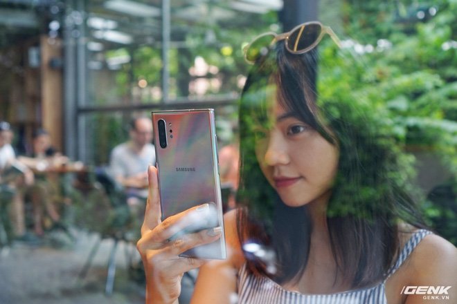 Mở hộp Galaxy Note10+ màu Ánh Cực Quang xem có gì mới