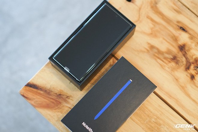 Mở hộp Galaxy Note10+ màu Ánh Cực Quang xem có gì mới