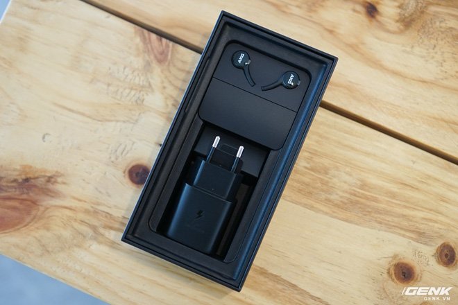 Mở hộp Galaxy Note10+ màu Ánh Cực Quang xem có gì mới