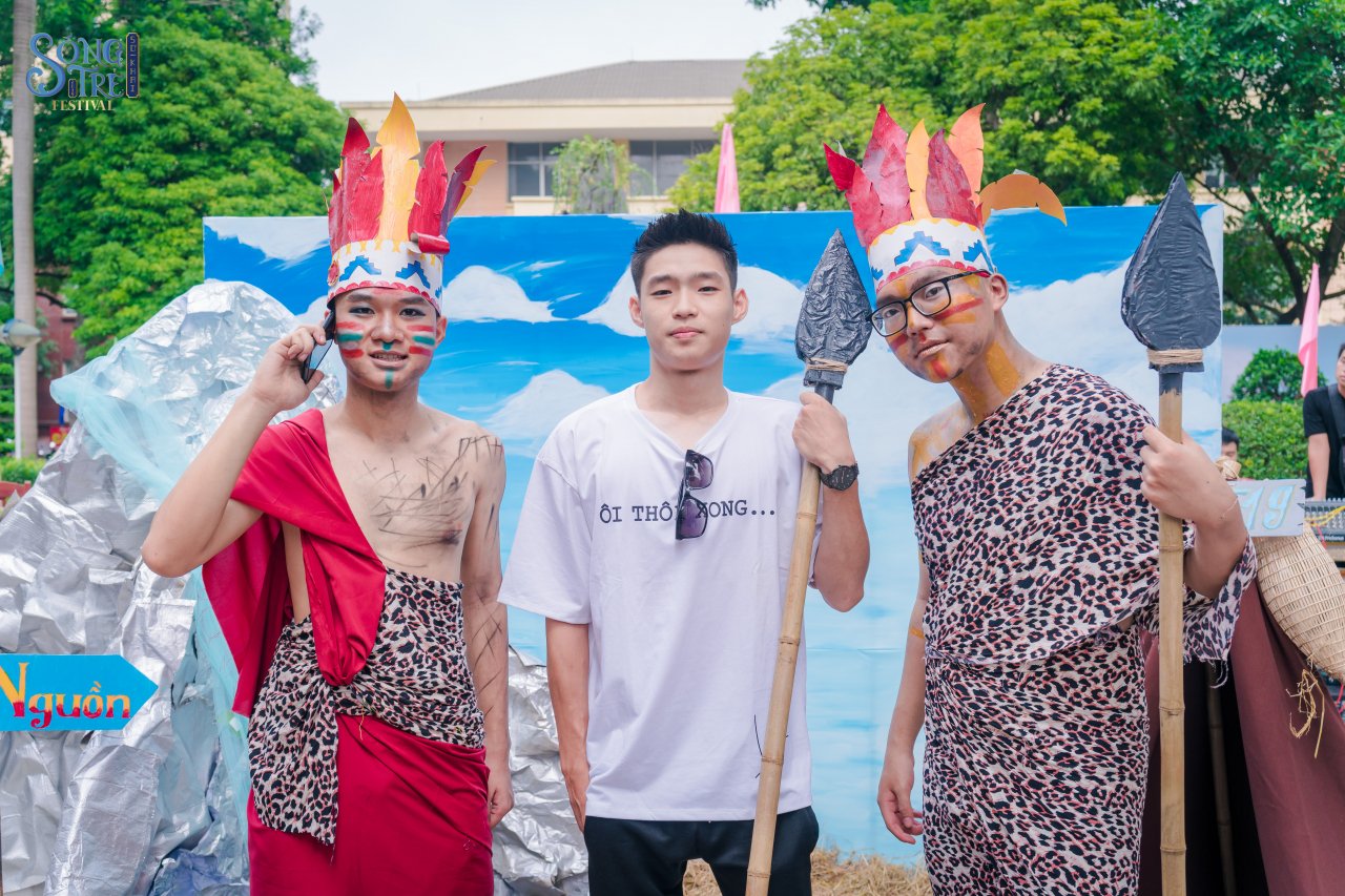 vlogger-ha-vu-pham-khuay-dong-khong-khi-ngay-nhap-hoc-cua-sinh-vien-bao-chi