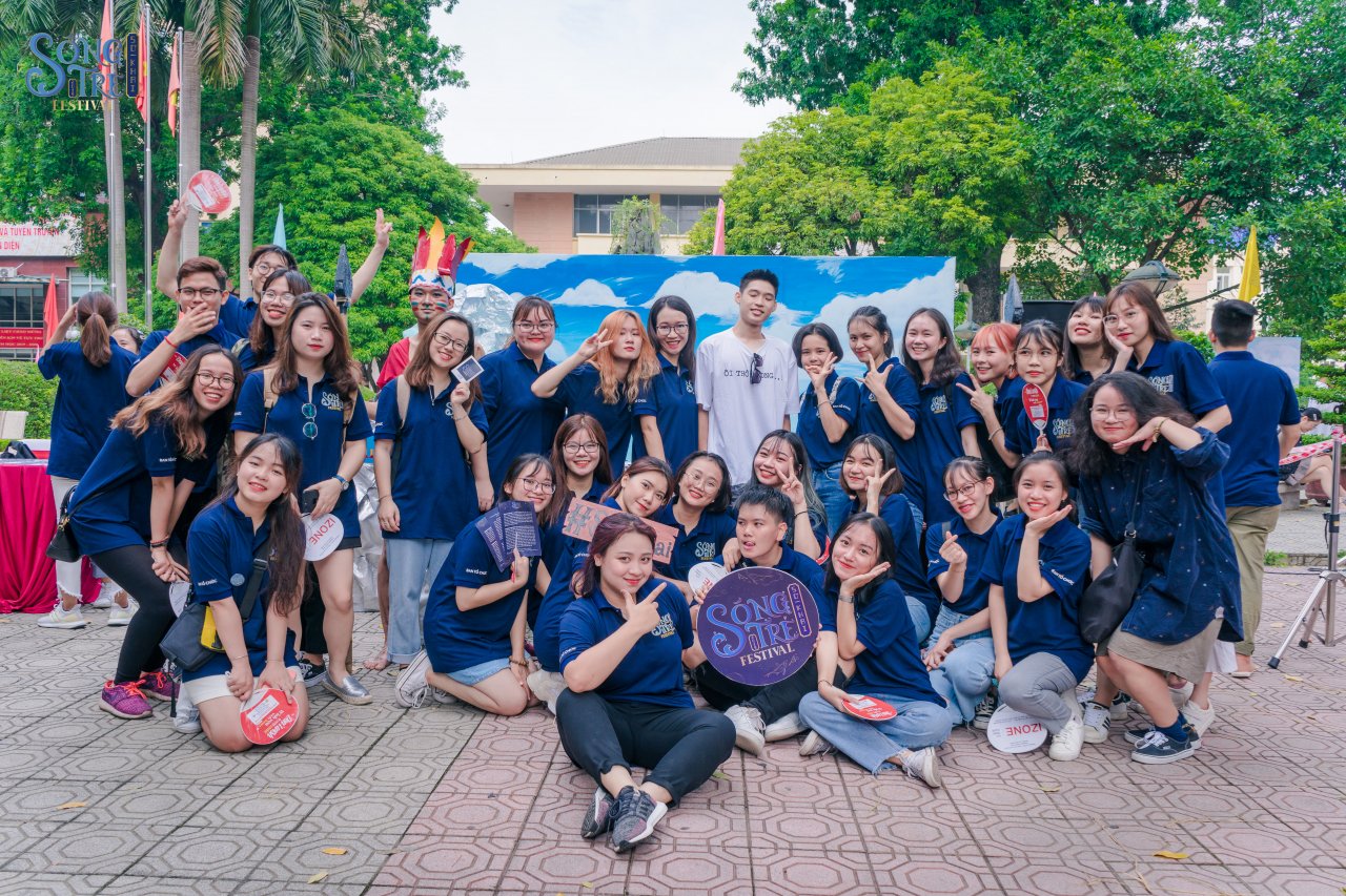 vlogger-ha-vu-pham-khuay-dong-khong-khi-ngay-nhap-hoc-cua-sinh-vien-bao-chi