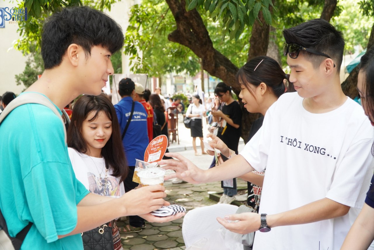 vlogger-ha-vu-pham-khuay-dong-khong-khi-ngay-nhap-hoc-cua-sinh-vien-bao-chi