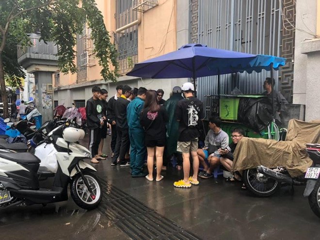 Ăn ngủ 10 ngày ngoài Bitexco săn giày hiếm: Đam mê hay thừa hơi?