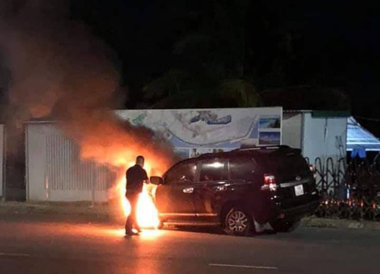 Toyota Prado hơn 2 tỷ bốc cháy trơ khung trong đêm