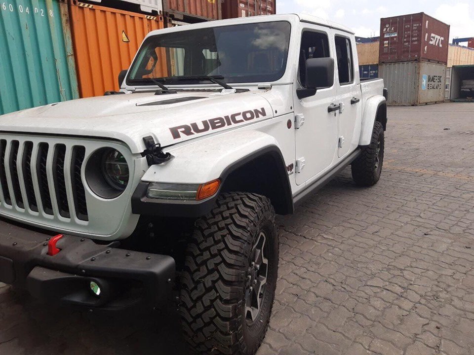 hang-doc-jeep-gladiator-2020-dau-tien-ve-viet-nam-ban-tai-ngang-co-ford-ranger-nhung-gia-dat-hon-f-150