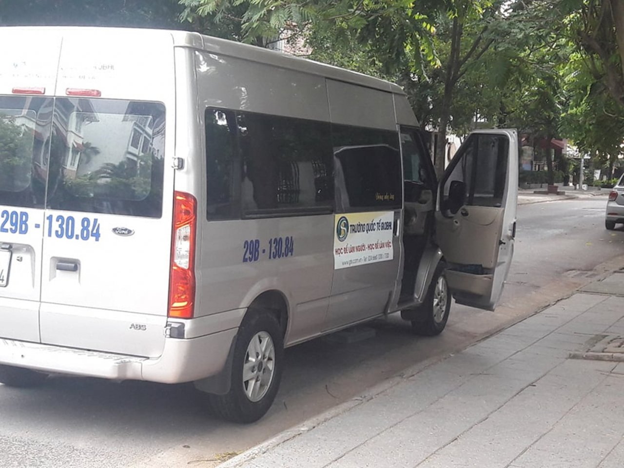 Nhiều xe đưa đón gắn mác Trường Quốc tế Global.