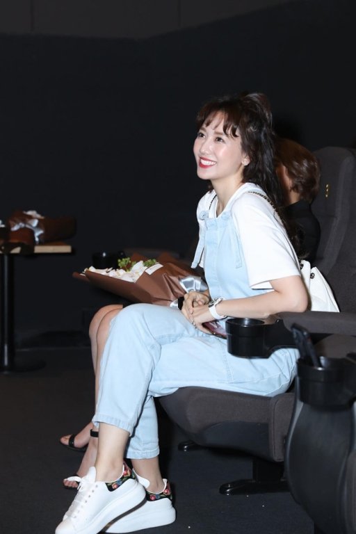 Đôi giày trắng có thiết kế khá đơn giản của nhà mốt Alexander McQueen trị giá 740 USD (17,1 triệu đồng).