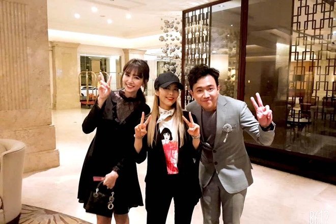 Tham dự sự kiện cùng Trấn Thành, Hari Won chọn chiếc váy đen kín đáo kết hợp cùng phụ kiện của Dior có giá 3.400 USD (khoảng 78,7 triệu đồng).