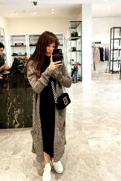 Nữ ca sĩ mang giày thể thao đến từ thương hiệu Alexander McQueen có giá bán 500 USD (11,6 triệu đồng).