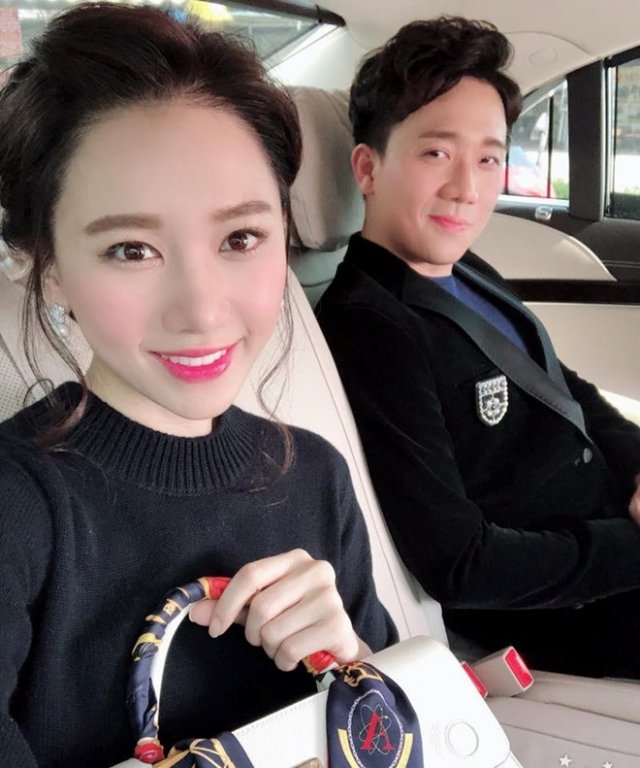 Trên tay Hari Won là chiếc Dior top handle tote bag trị giá 2.700 USD (khoảng 62,5 triệu đồng).