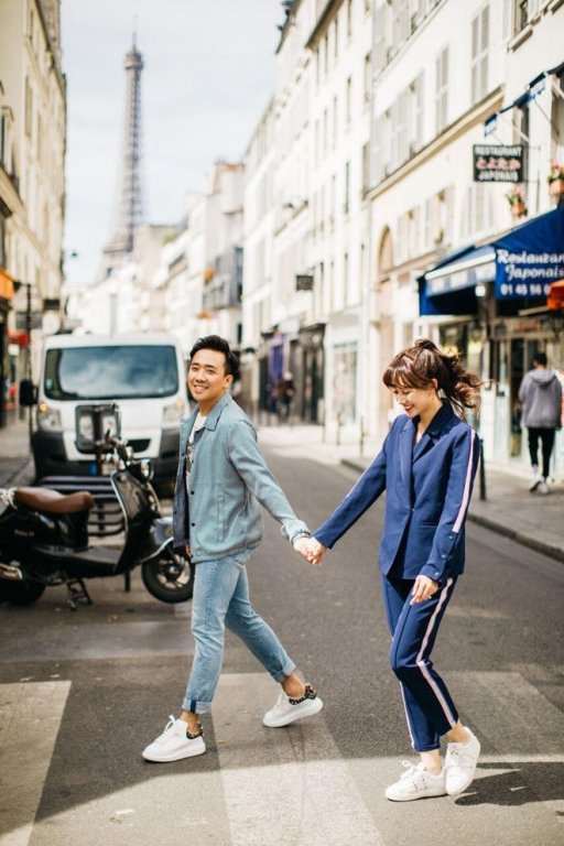 Trong chuyến du lịch cùng ông xã, Hari Won lựa chọn set đồ vest phong cách hiện đại có đường kẻ dọc thân bộ đồ, kết hợp cùng giày thể thao đến từ thương hiệu Valentino trị giá 805 USD (khoảng 18,6 triệu đồng).