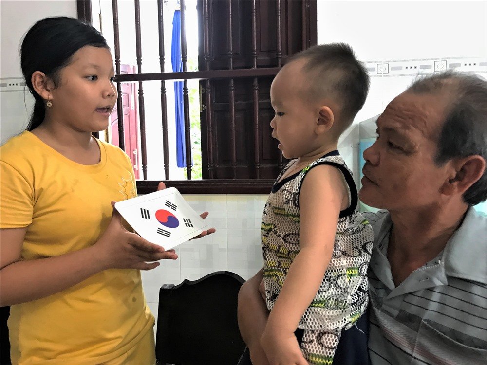 Bé trai 2 tuổi biết đọc báo, phát âm tiếng Anh