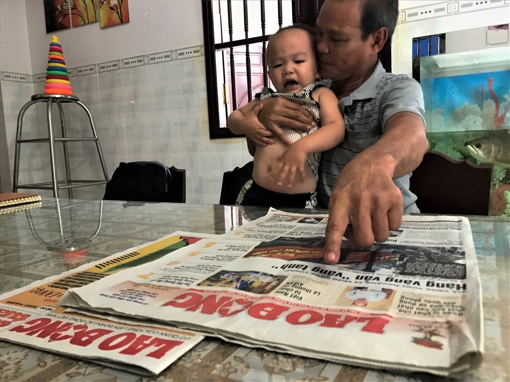 Bé trai 2 tuổi biết đọc báo, phát âm tiếng Anh