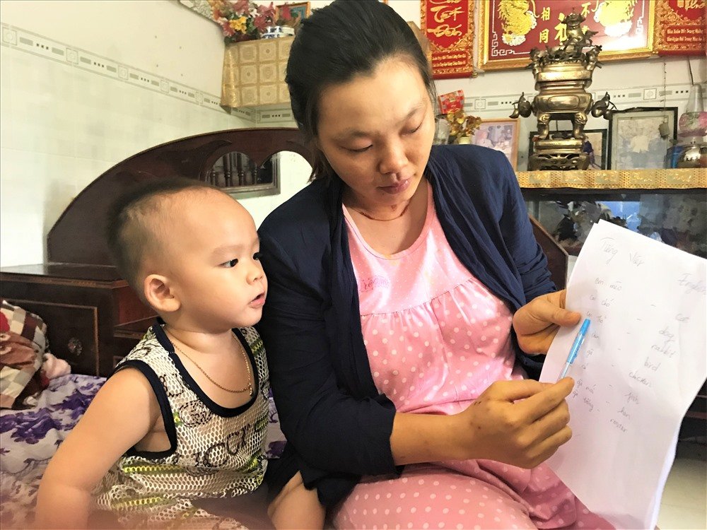 Bé trai 2 tuổi biết đọc báo, phát âm tiếng Anh