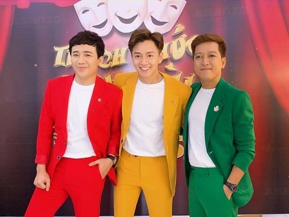 Ngô Kiến Huy khoe ảnh bên Trấn Thành và Trường Giang cười ngất. Bộ quần áo rực rỡ của cả ba được fan ví như đèn giao thông. 