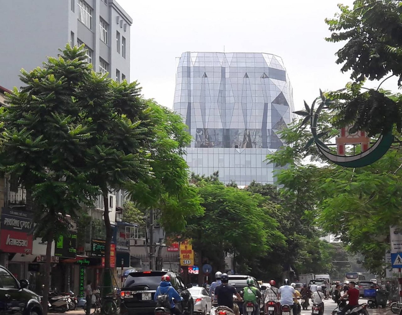 Việc tòa nhà lắp toàn bộ phần kính bạc sẽ phản chiếu ánh nắng mặt trời khiến người đi đường sẽ khó quan sát.