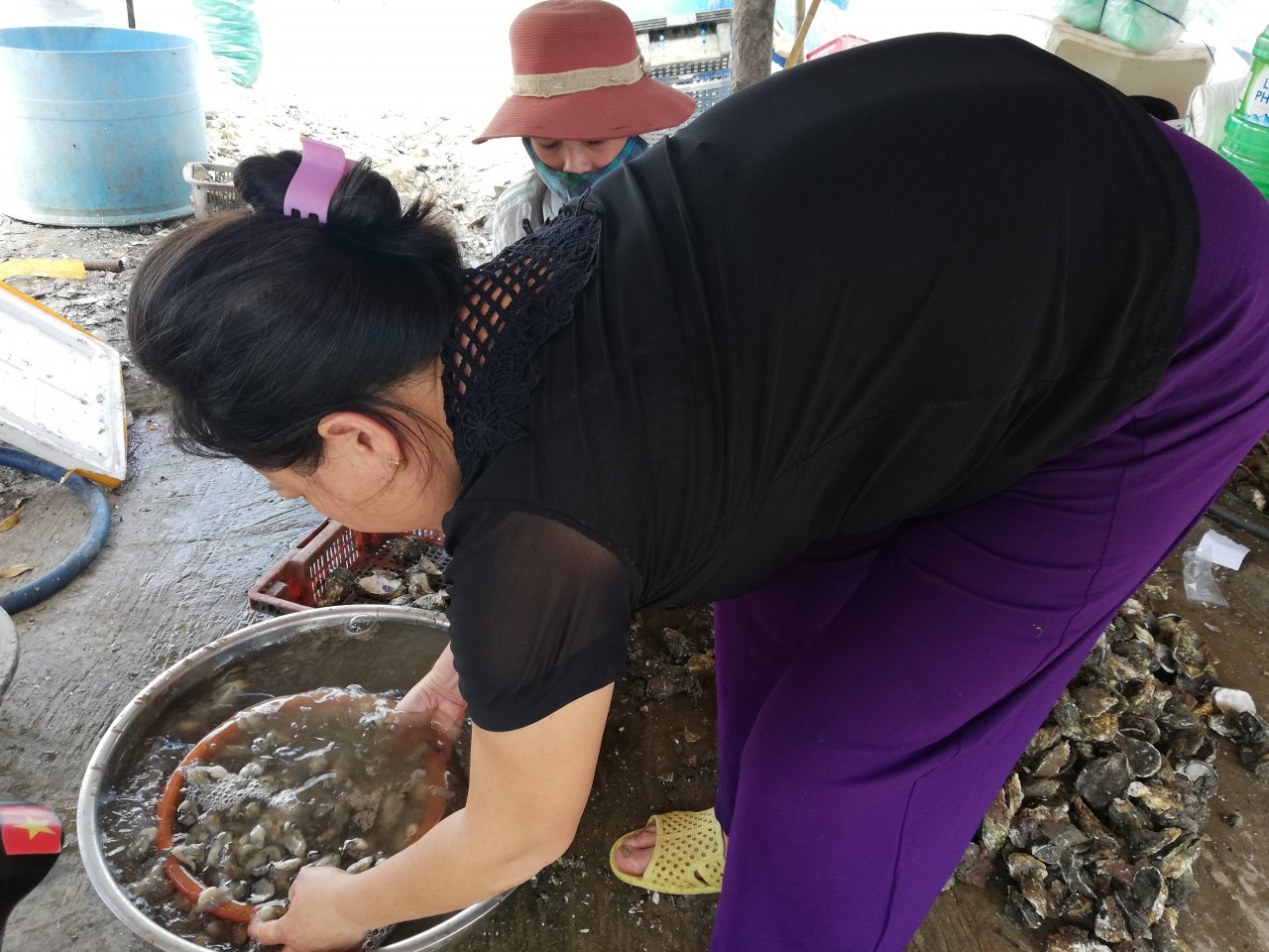 doc-dao-nghe-nuoi-hau-bang-lop-xe-cu-o-lang-co