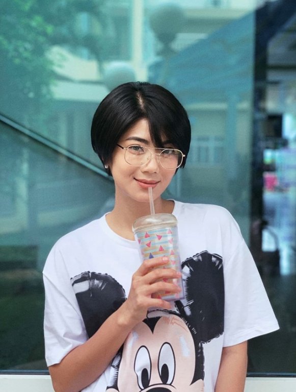 Phương Linh sinh năm 1993, bắt đầu bước chân vào showbiz sau khi chiến thắng một cuộc thi dành cho lứa tuổi teen vào năm 2009. Người đẹp từng ra mắt một số MV như