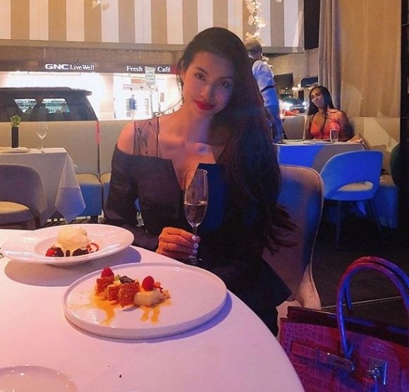 Hoa hậu Phạm Hương chia sẻ hình ảnh tận hưởng cuộc sống sang chảnh tại Mỹ. 
