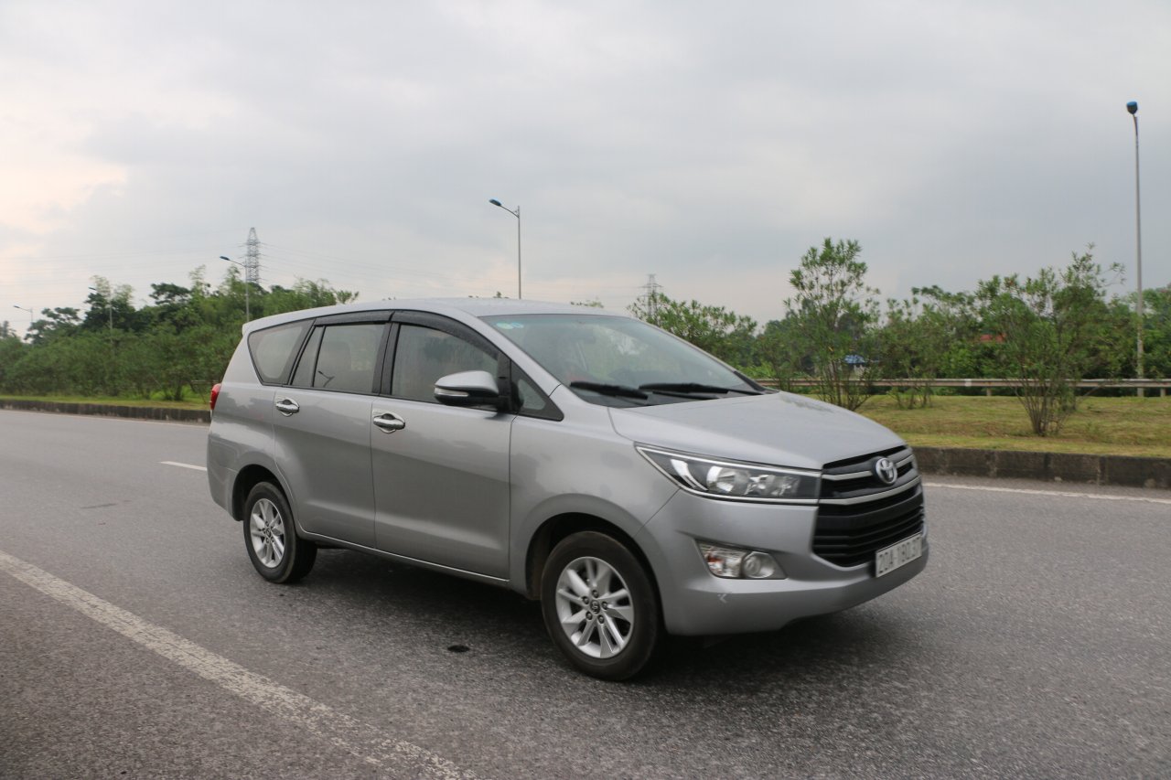 thuc-nghiem-vu-xe-container-dam-xe-innova-di-lui-tren-cao-toc-thai-nguyen