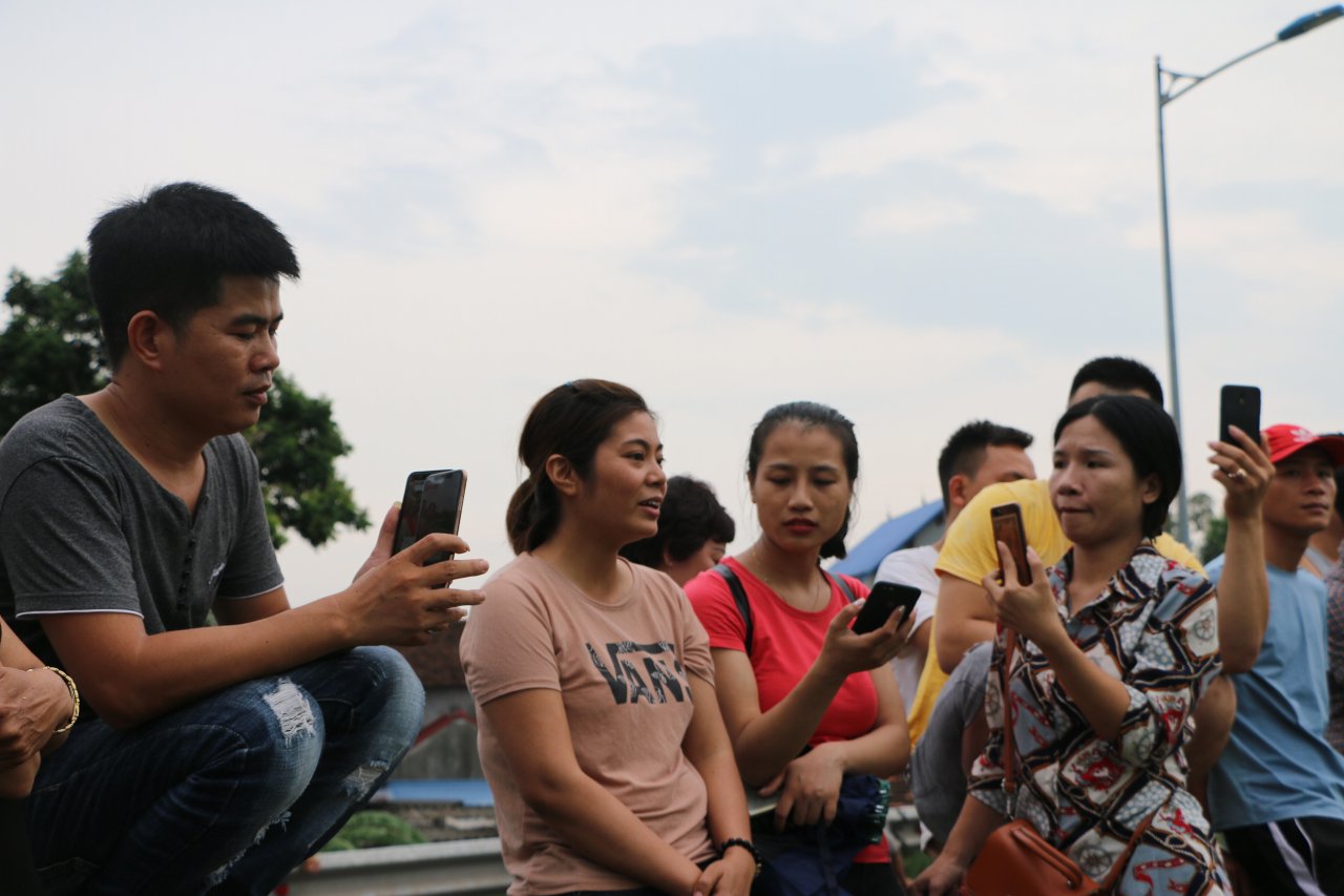 thuc-nghiem-vu-xe-container-dam-xe-innova-di-lui-tren-cao-toc-thai-nguyen