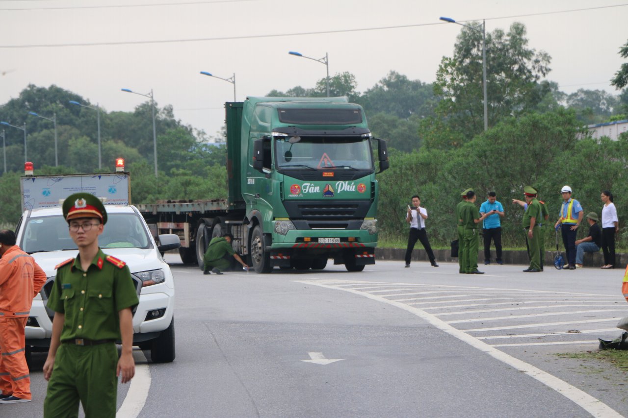 thuc-nghiem-vu-xe-container-dam-xe-innova-di-lui-tren-cao-toc-thai-nguyen