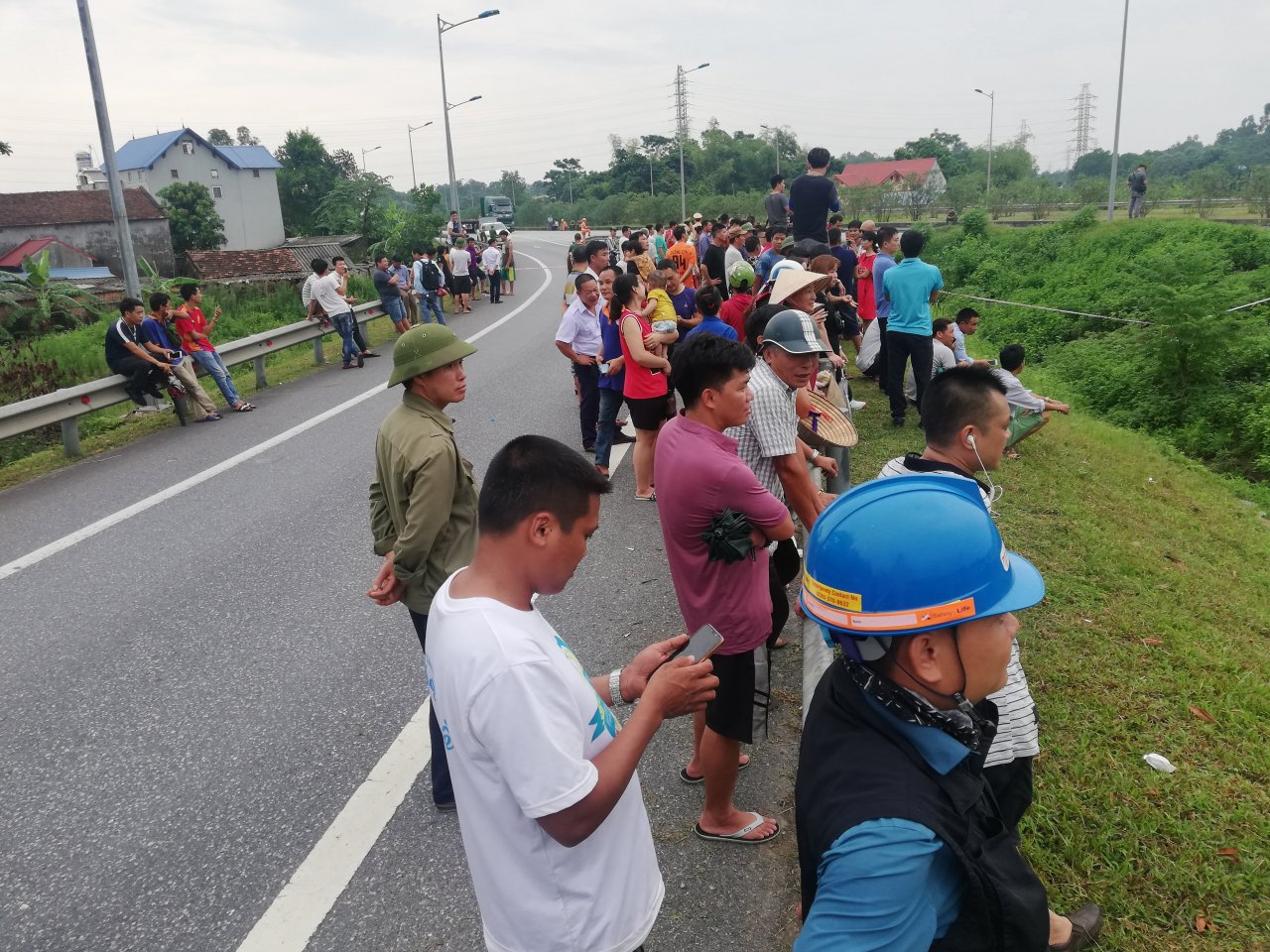 thuc-nghiem-vu-xe-container-dam-xe-innova-di-lui-tren-cao-toc-thai-nguyen