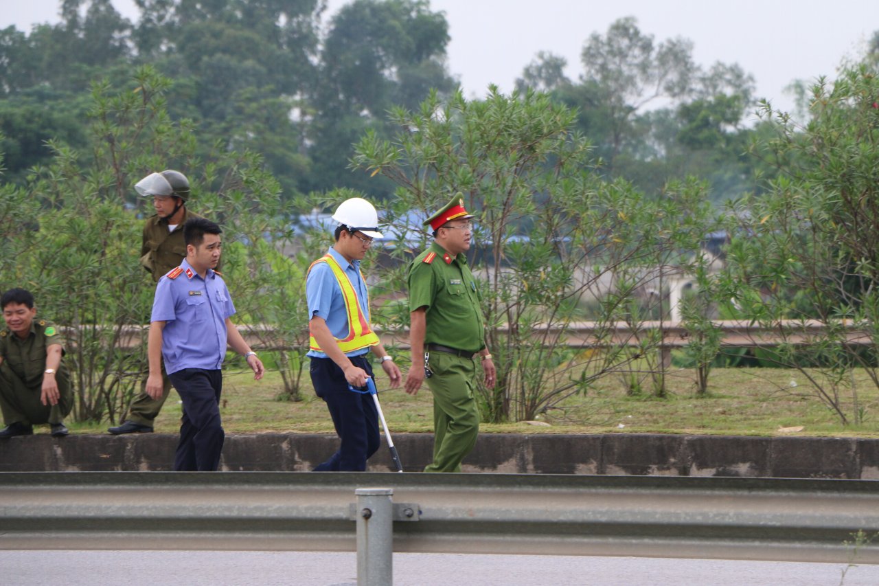 thuc-nghiem-vu-xe-container-dam-xe-innova-di-lui-tren-cao-toc-thai-nguyen