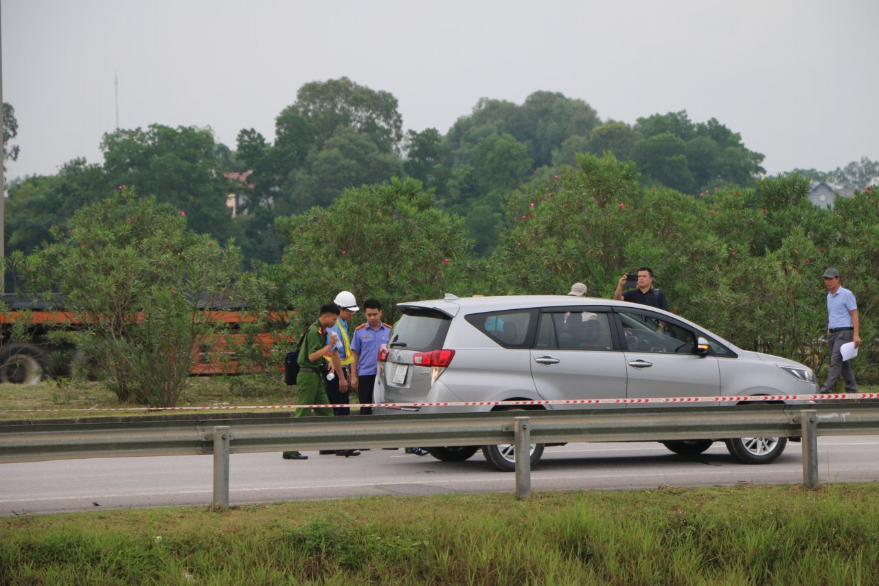 thuc-nghiem-vu-xe-container-dam-xe-innova-di-lui-tren-cao-toc-thai-nguyen
