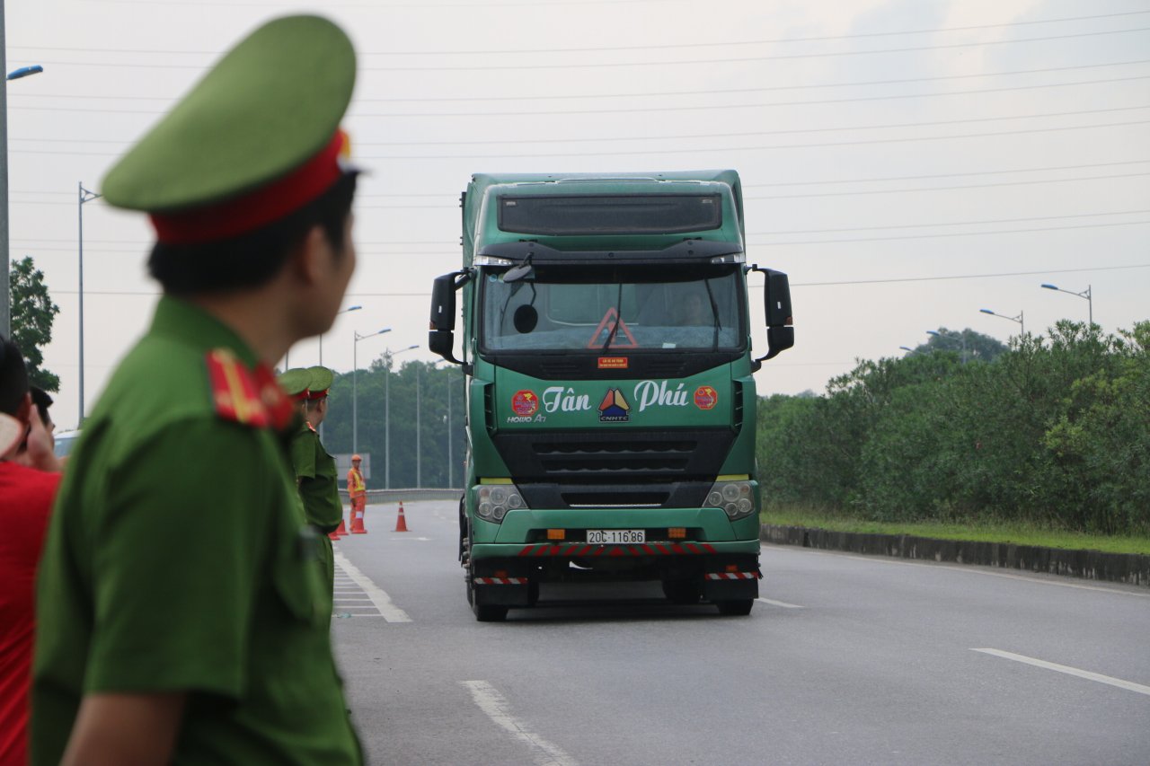 thuc-nghiem-vu-xe-container-dam-xe-innova-di-lui-tren-cao-toc-thai-nguyen