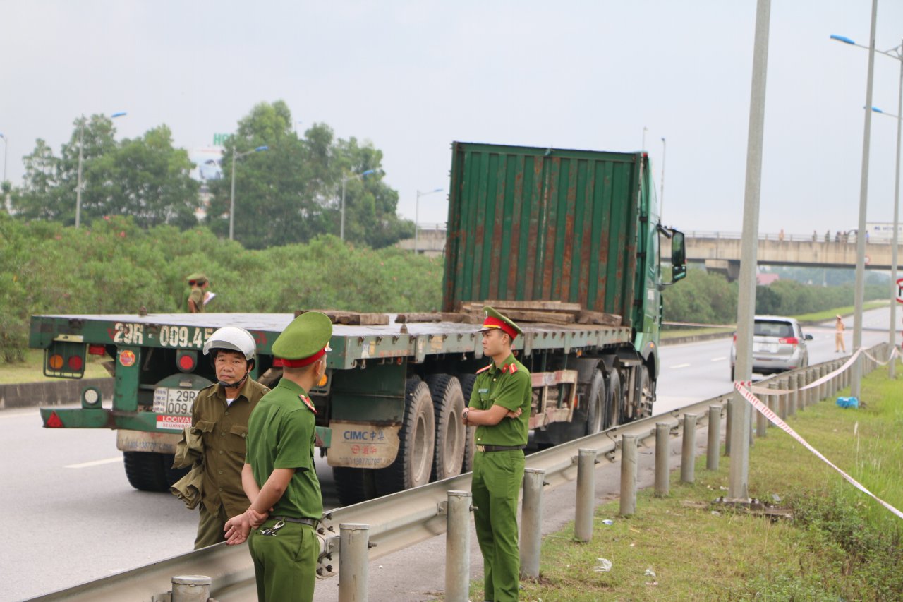 thuc-nghiem-vu-xe-container-dam-xe-innova-di-lui-tren-cao-toc-thai-nguyen