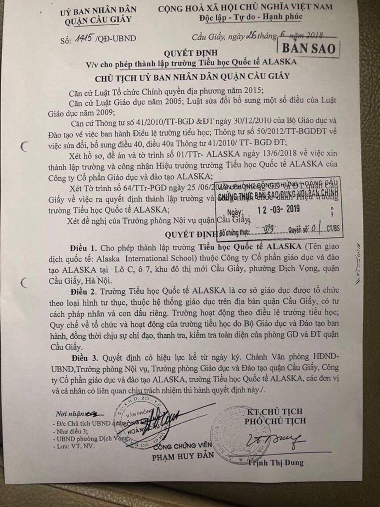 Quyết định cho phép thành lập Trường tiểu học Quốc tế Alaska do Phó Chủ tịch UBND quận Cầu Giấy Trịnh Thị Dung ký.